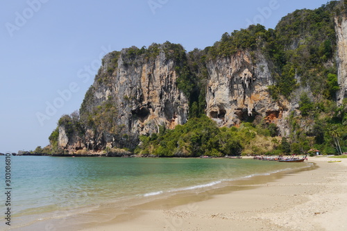 Strand, Felsen und Meer