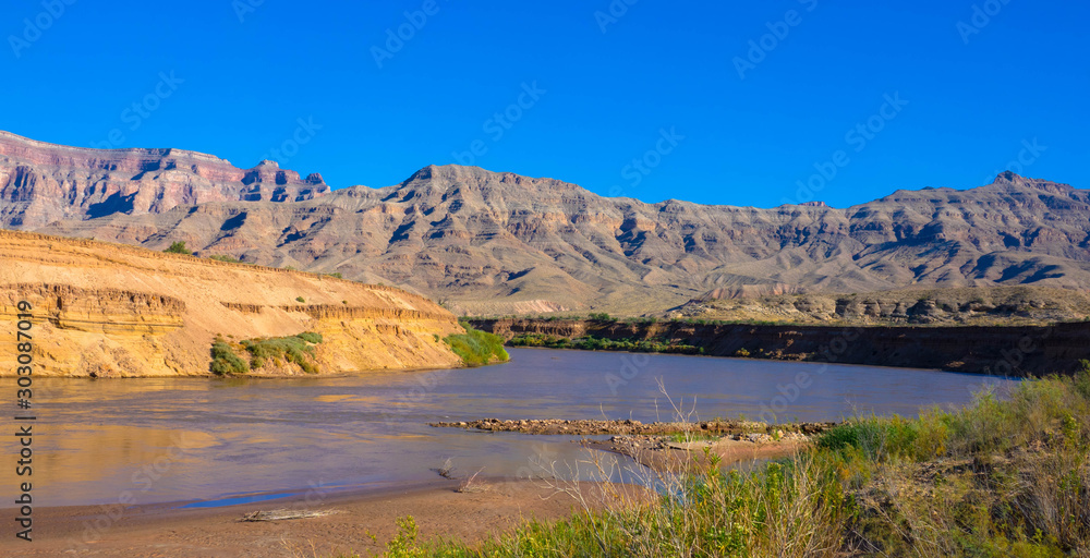 Der Colorado fließt durch die Mojave-Wüste