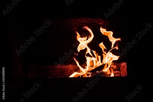 BURNING WOOD FIRE CMAP PHOTO © Arieleon.photogrophy