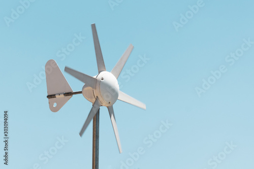 Wind vane and anemometer with rotating blades, wind power generation.