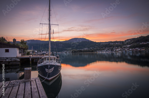 Segelboot am Fjordufer