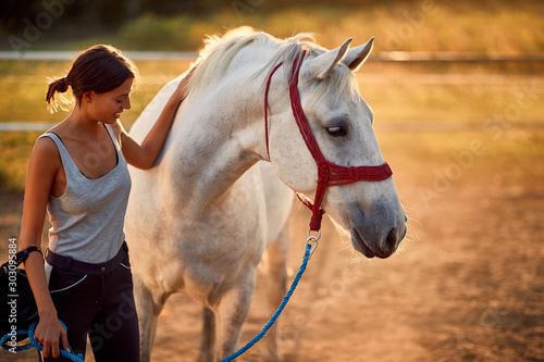 Horse rider developing a healthy relation with her horse