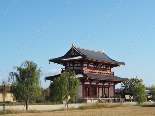 奈良・平城宮跡の朱雀門 © poteco