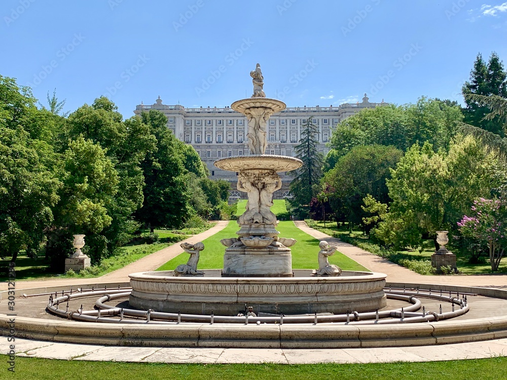 Ταπετσαρία Fountain in the park at the Royal Palace