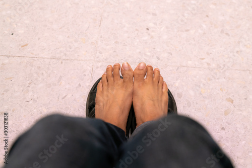 Bild auf Leinwand Man's feet and long pant jeans