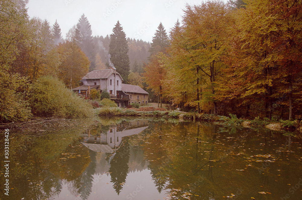 Petite maison dans un paysage d'automne