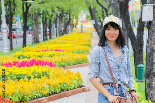Canvas Print Thai woman wearing a T-shirt and jeans