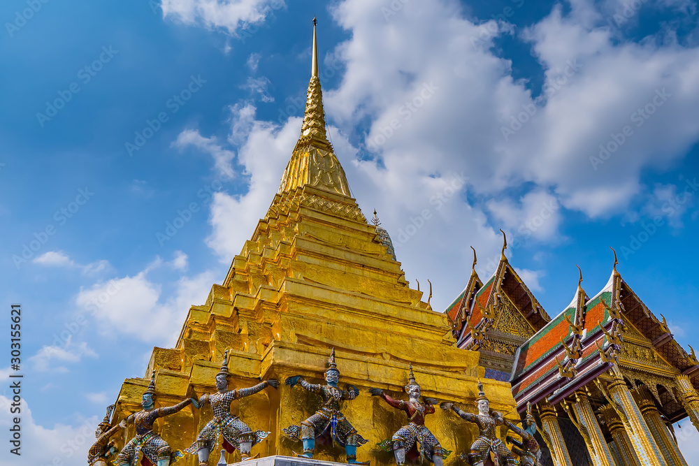 Fototapeta premium Grand palace and Wat phra keaw,Temple of the Emerald Buddha with blue sky Bangkok, Thailand.Landmark of Bangkok.