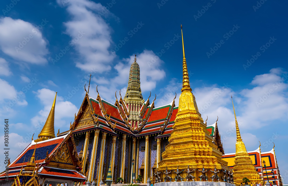 Fototapeta premium Grand palace and Wat phra keaw,Temple of the Emerald Buddha with blue sky Bangkok, Thailand.Landmark of Bangkok.