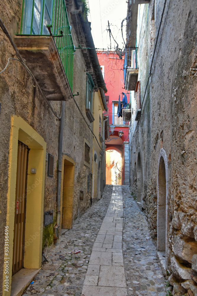 Fototapeta premium Buccino, Włochy, 18.01.2018. Wycieczka turystyczna do średniowiecznego miasta