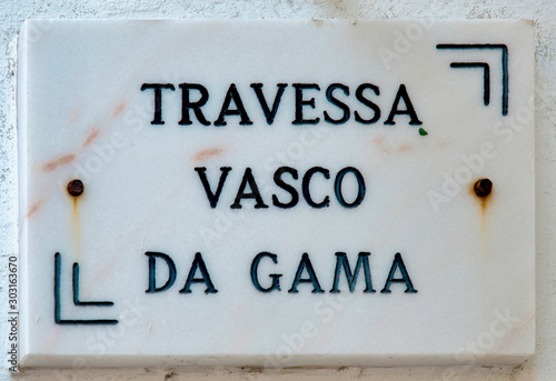 Plaque de la rue traversière Vasco de Gama à Nazaré, Portugal photo