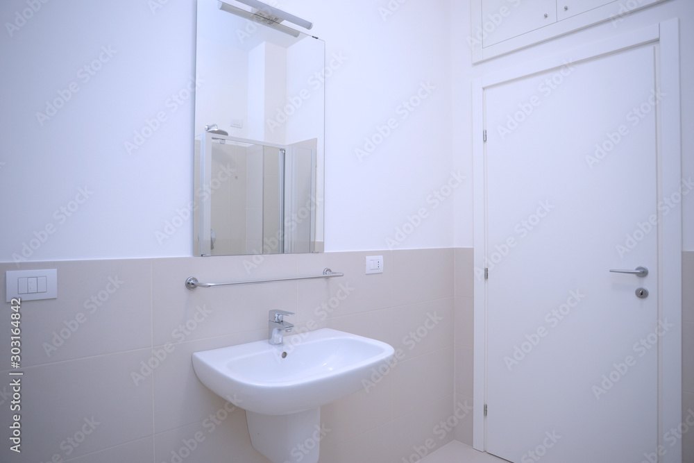 Bagno nuovo appena ristrutturato con doccia Bagno nuovo appena ristrutturato con doccia