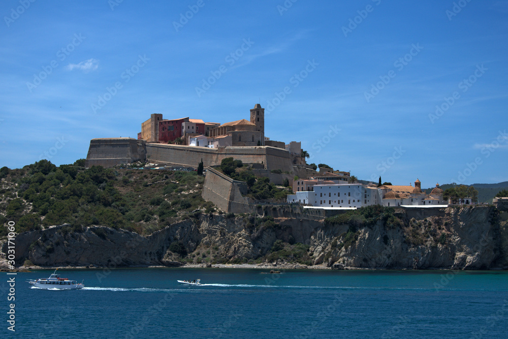 Fortaleza de Ibiza, España. De estilo renacentista consta de siete baluartes y tiene un perímetro de 1 800 metros