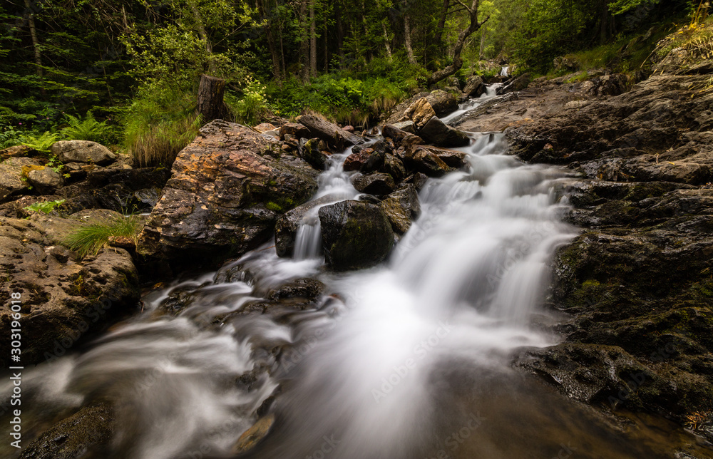 Cascada en un rio de alta montaña de Andorra