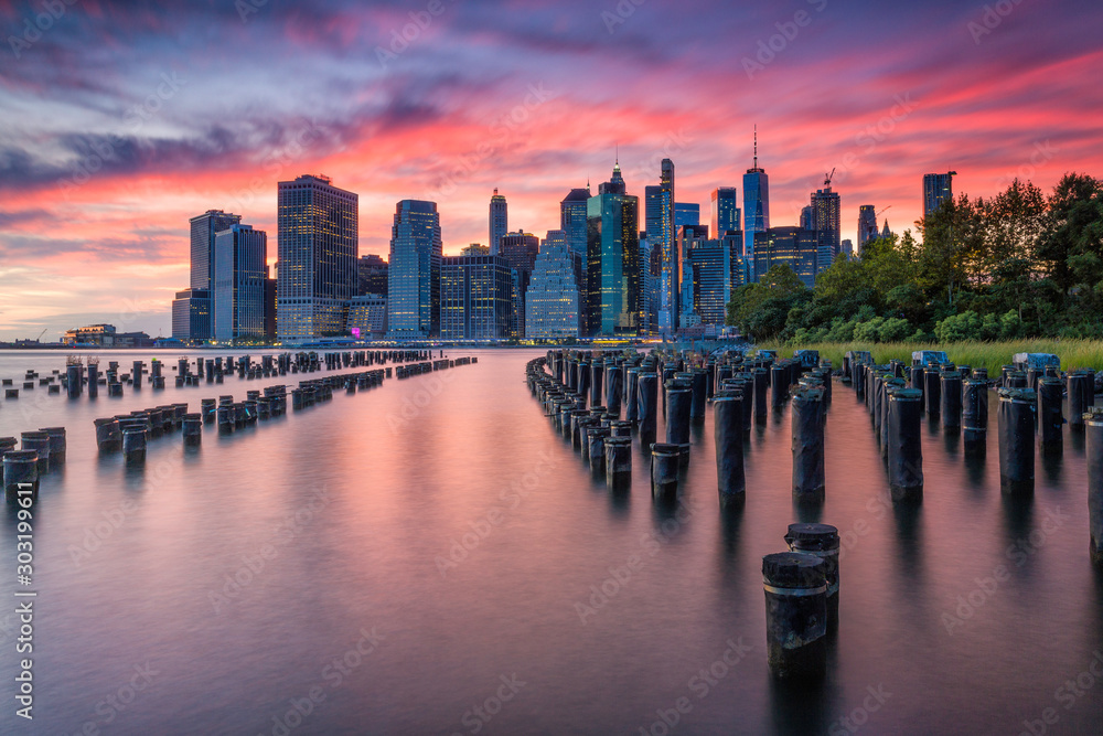 Vivienne Gucwa Captures an Incredible Sunset Over the Brooklyn Bridge   Viewing NYC