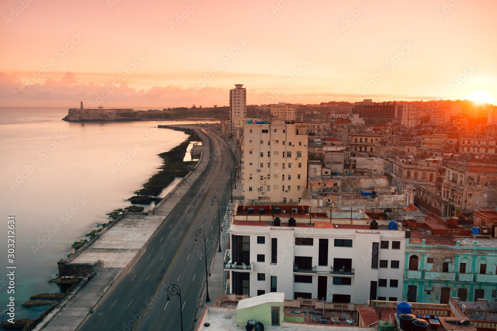 Vista desde arriba del Malecón y parte de la ciudad de La Habana al amanecer. Viajes y turismo. Cuba.