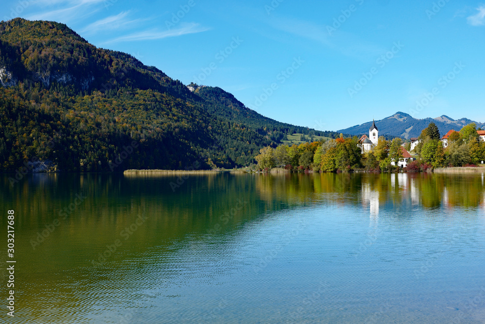 Weißensee Allgäu mit Pfarrkirche St. Walburga Weißensee Allgäu mit Pfarrkirche St. Walburga