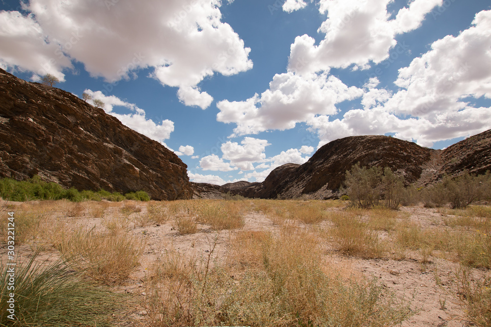 ausgetrocknetes Flussbett in Namibia bei Solitaire 