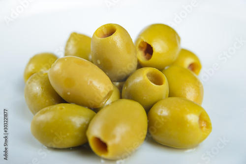 Olive sgusciate su piatto bianco