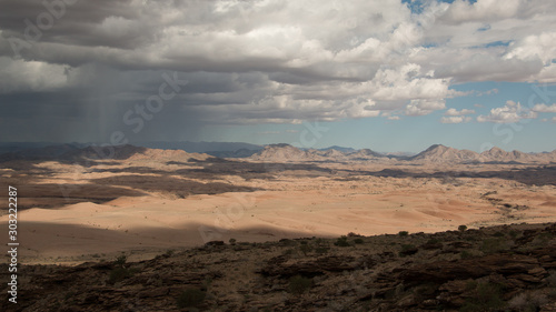 Halb Regen, halb Sonnenschein am Horizont des Guab Valley in Namibia 