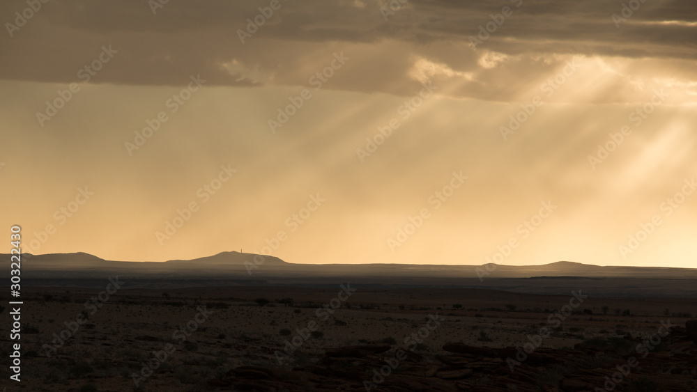 Siluette einer Bergkette in Namibia gestreift vom Sonnenlicht Siluette einer Bergkette in Namibia gestreift vom Sonnenlicht