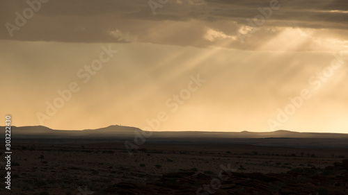 Siluette einer Bergkette in Namibia gestreift vom Sonnenlicht
