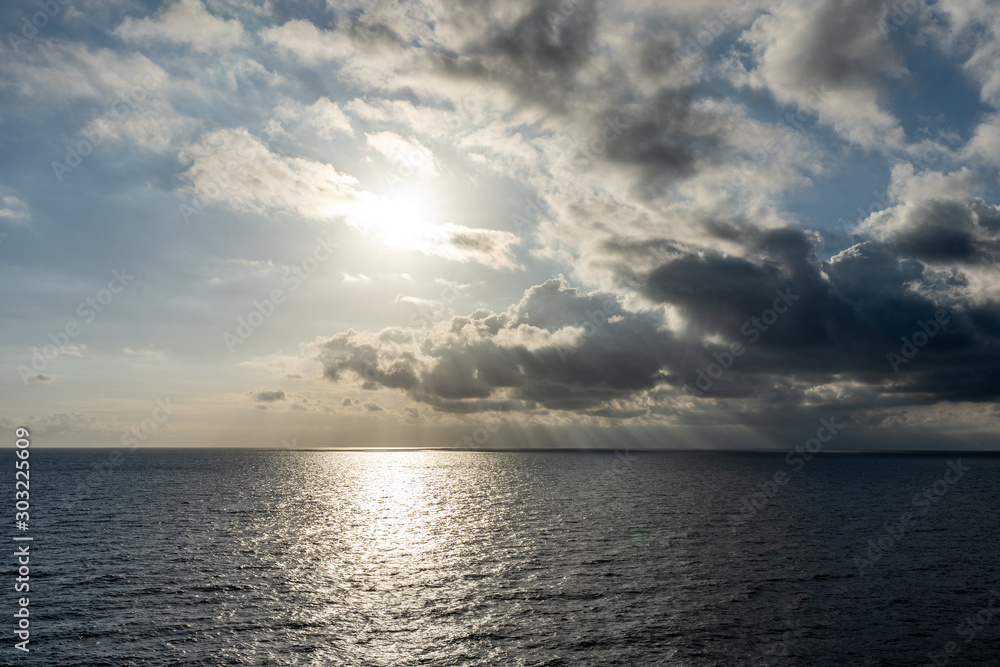 Fototapeta premium sunset on the sea with beautiful cloud patterns