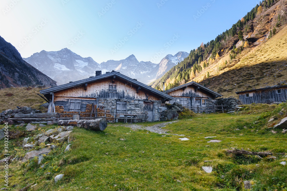 Almhütten in den Bergen vom Zillertal in Tirol Almhütten in den Bergen vom Zillertal in Tirol