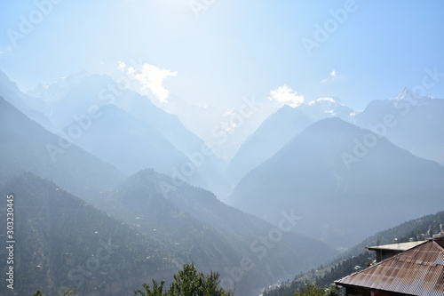 インドのヒマラヤ山岳地帯 キナウル谷のレコンピオ 美しい山と渓谷と街並み