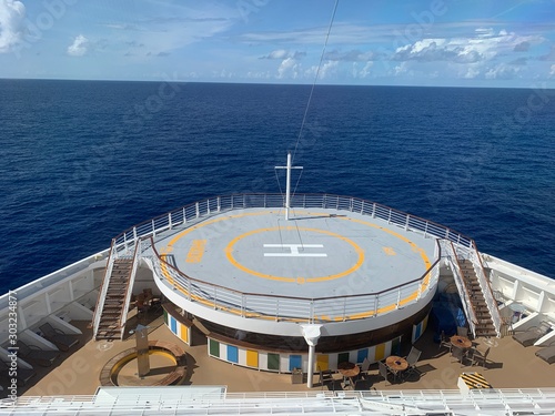 Εκτύπωση καμβά Cruise ship is sailing in the middle of the blue sea
