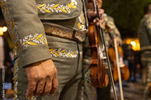 Acercamiento de mariachi sosteniendo un violín, tradiciones México 
