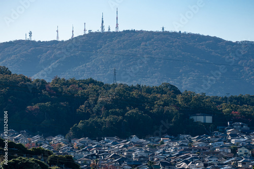 【アニメ背景】生駒山の電波塔と斜面に広がる日本の住宅街・圧縮効果の効いた風景素材（11月）