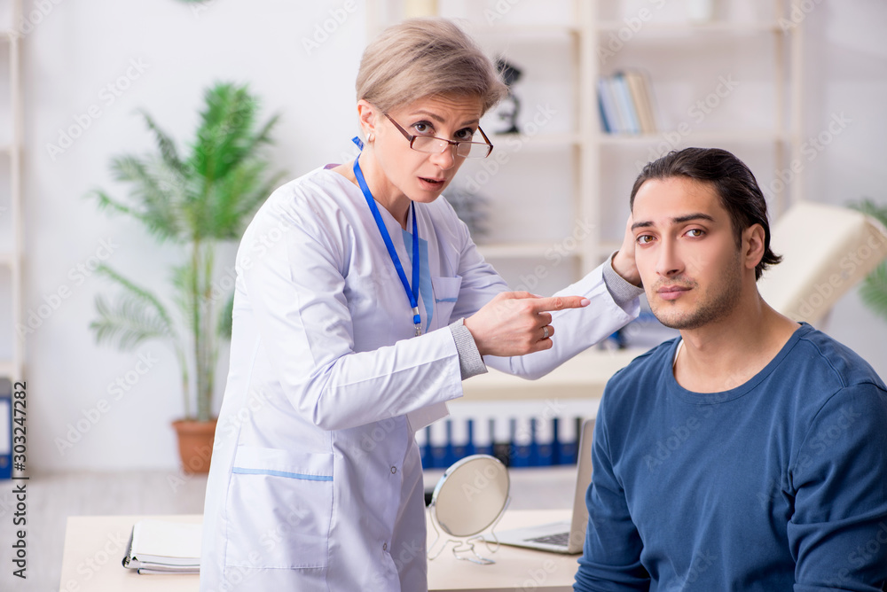 Obraz premium Young patient visiting doctor in hospital