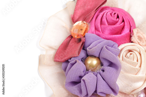Flower brooch that made from fabric ribbon and pearl like beads