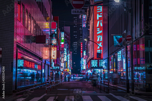 Photo A night of the neon street at the downtown in Shinjuku Tokyo wide shot