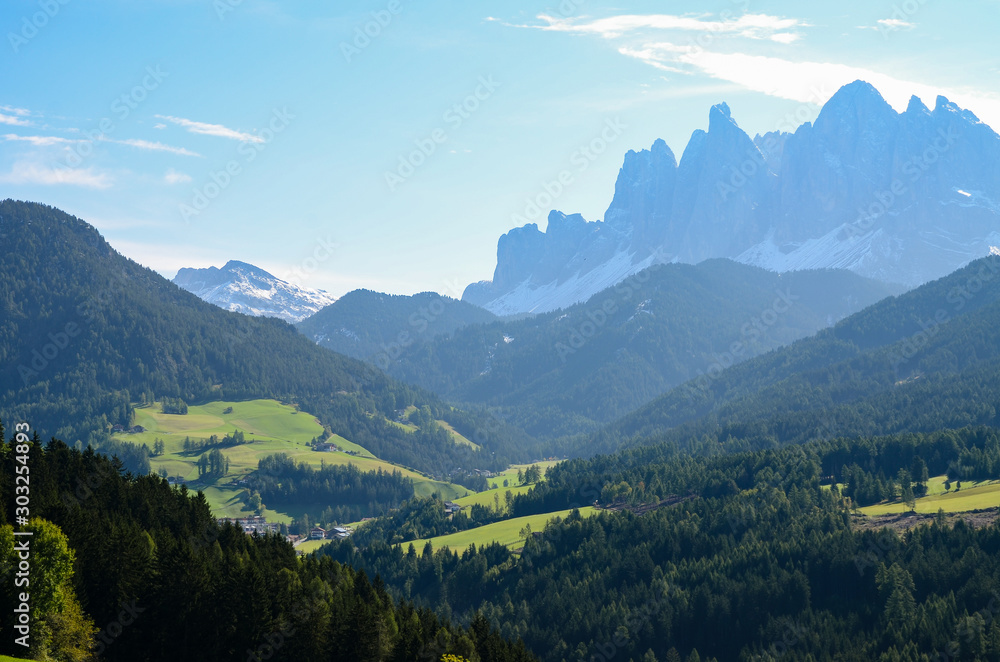 朝のサンタ・マッダレーナとドロミテのガイスラー山（イタリア　トレンティーノ＝アルト・アディジェ自治州、南ティロル自治州）