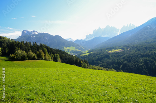 朝のサンタ・マッダレーナとドロミテのガイスラー山（イタリア トレンティーノ＝アルト・アディジェ自治州、南ティロル自治州）
