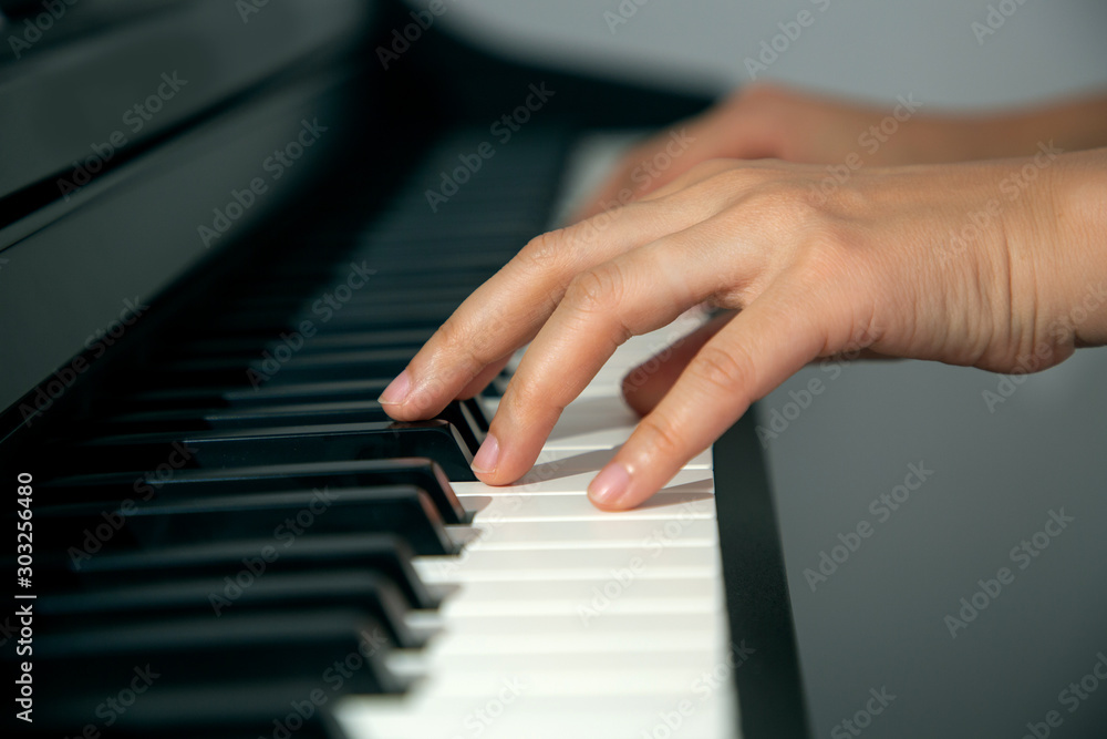 Obraz premium Closeup female hands playing piano
