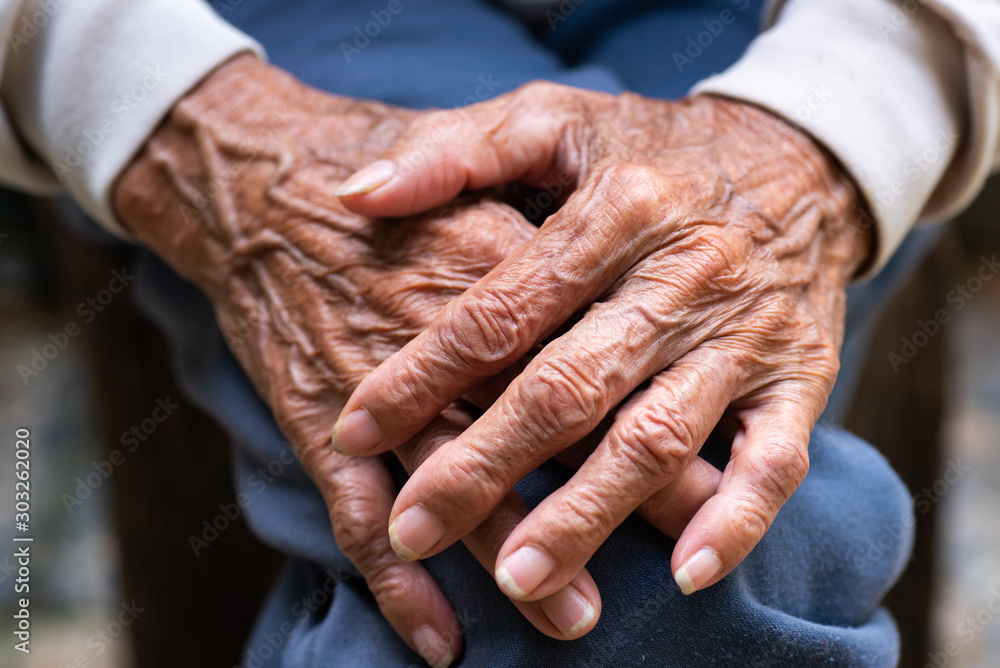 Fototapeta premium Two wrinkled old man's hands 
