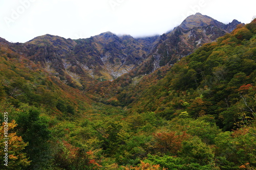 秋の谷川岳 一ノ倉沢トレッキング マチガ沢岩壁を見上げる