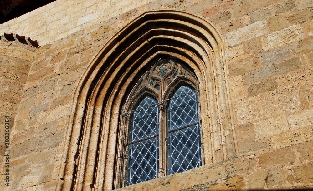 Ventana gótica de la iglesia de San Juan en Aranda de Duero (Burgos, España).