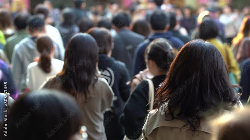 繁華街を歩く人々 繁華街を歩く人々