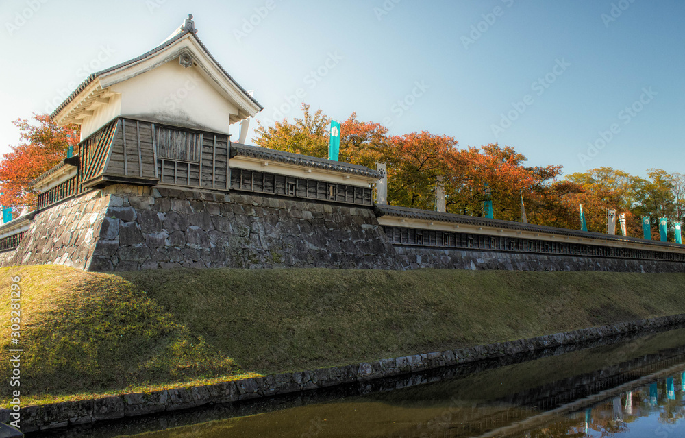 Obraz premium 京都府長岡京市の勝龍寺城の模擬隅櫓と紅葉の風景