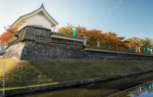 京都府長岡京市の勝龍寺城の模擬隅櫓と紅葉の風景