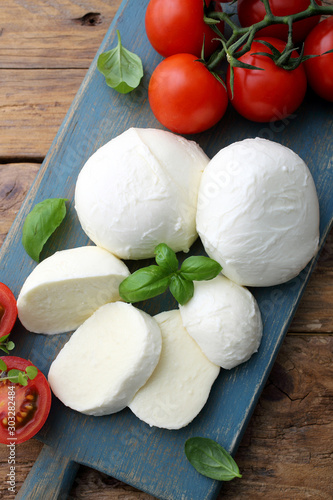 mozzarella prodotto tipico Italiano derivato dal latte con pomodori e basilico