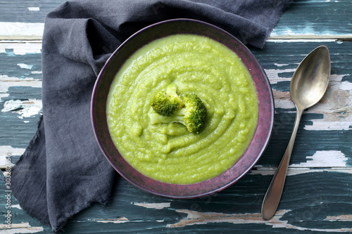 primo piano broccoli zuppa crema o vellutata photo