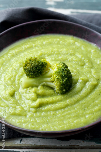 primo piano broccoli zuppa crema o vellutata Fototapete