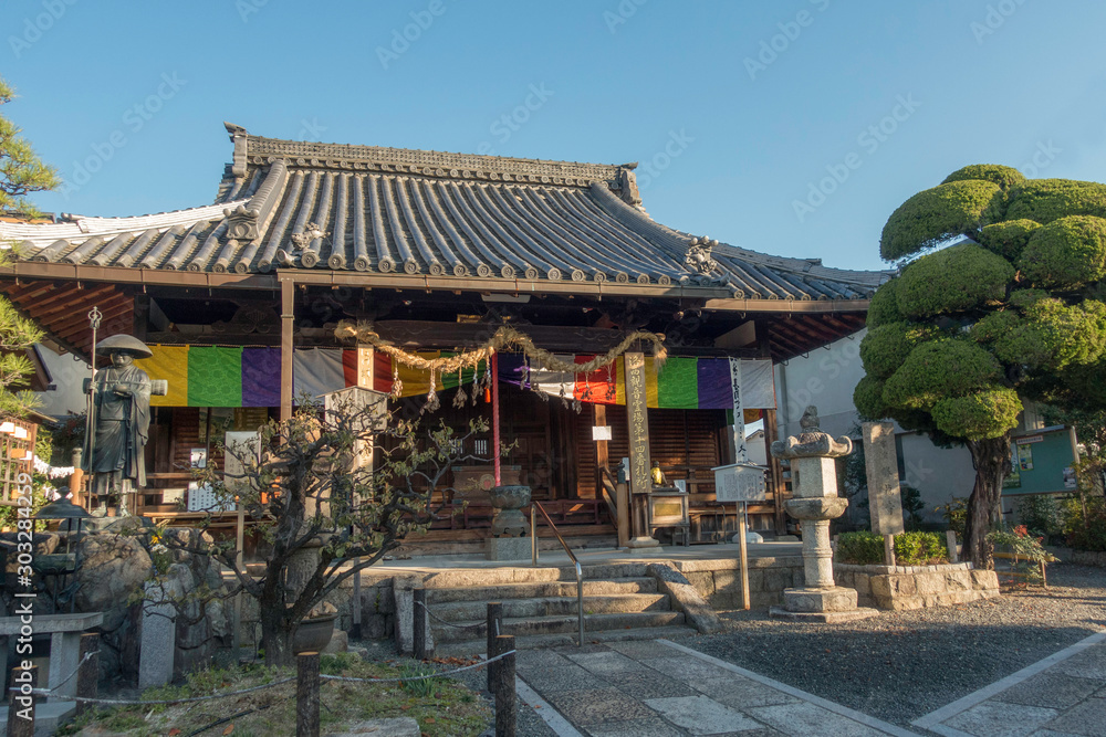 京都、長岡京市の勝龍寺と本堂の風景