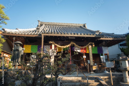 京都、長岡京市の勝龍寺と本堂の風景