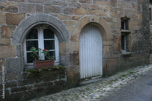 Une bâtisse ancienne dans le village de Daoulas (Bretagne, Finistère, France) photo